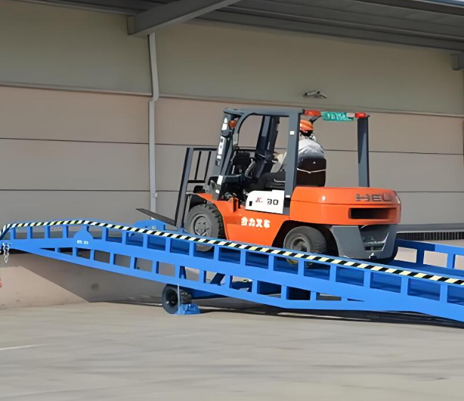 临清移动式卸货平台（叉车用）